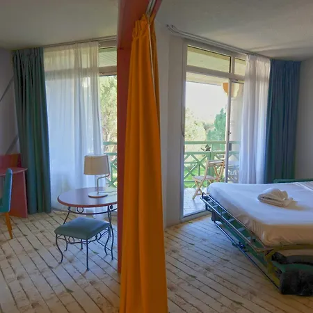 ホテル Garrigae Domaine De L'esterel - Piscine & Cinq Mondes 4*